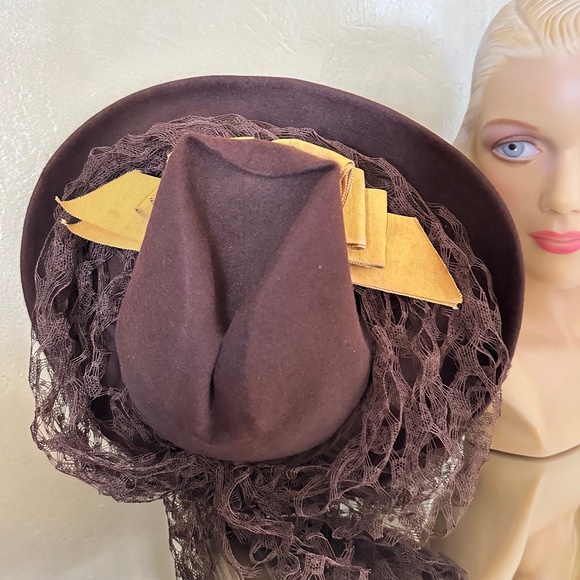 AMAZING 1940s\' BROWN FELT WIDE BRIM HAT + GOLD GROSGRAIN BOWS + THICK VEIL